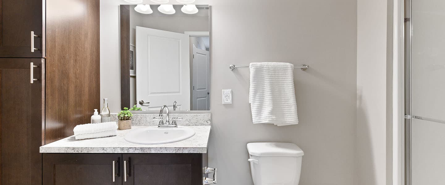 A neat, and tidy, bathroom with modern decor.
