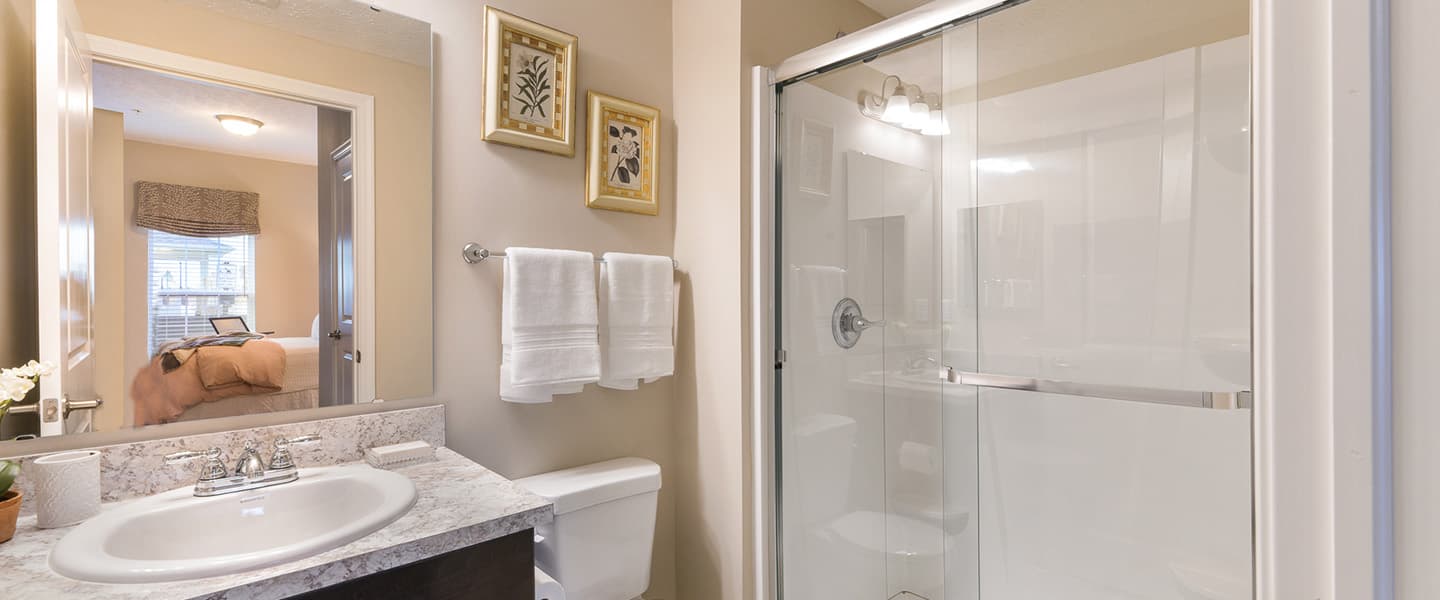 A neat, and tidy, bathroom with modern decor.
