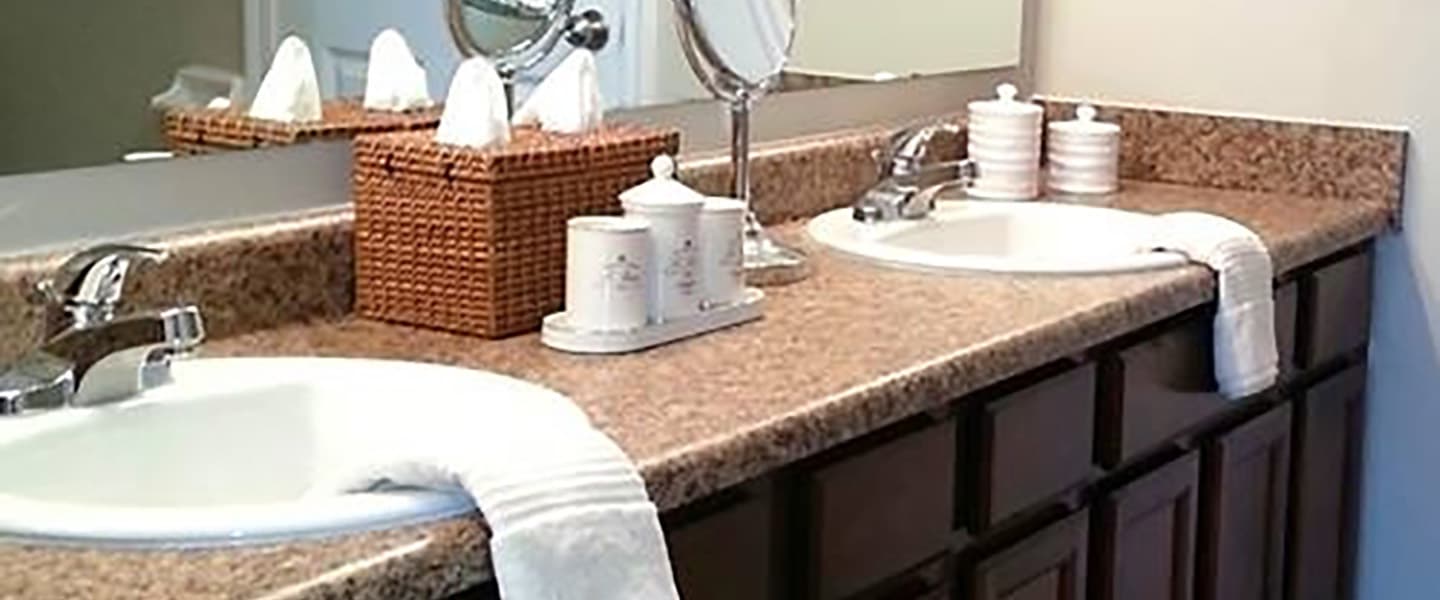 A neat, and tidy, bathroom with modern decor.