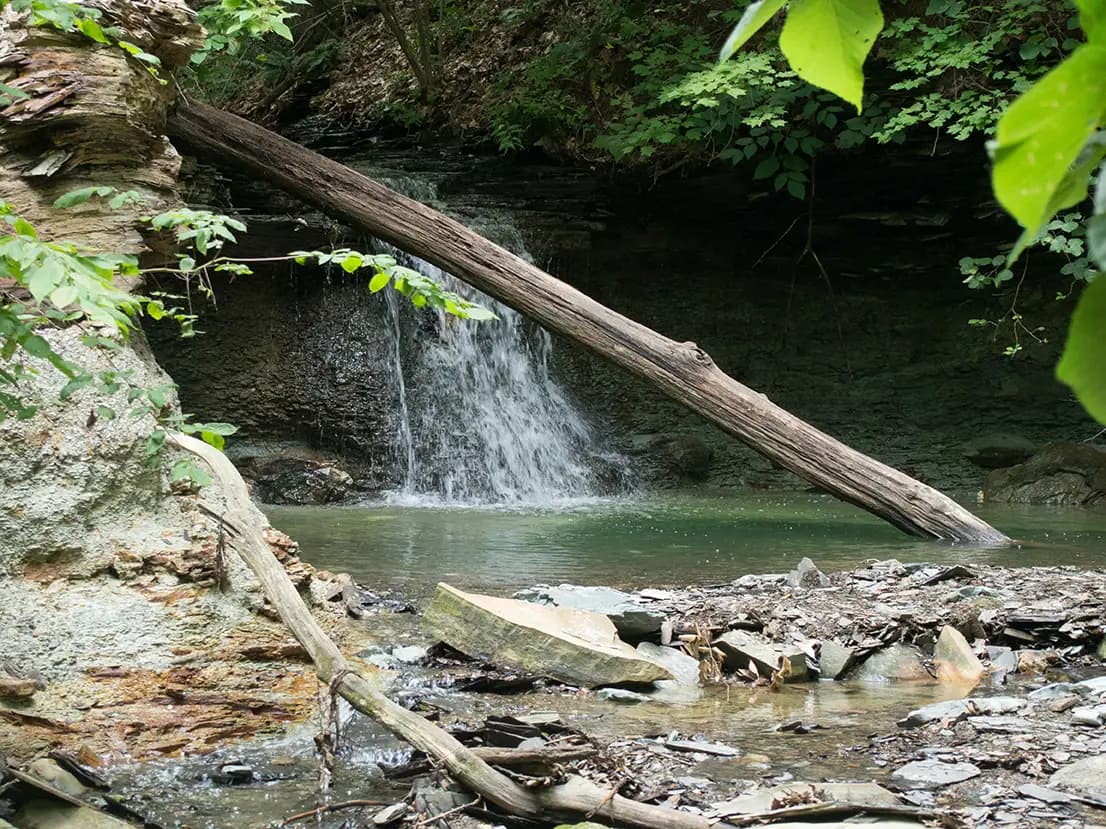 A beautiful waterfall with rocks and trees.